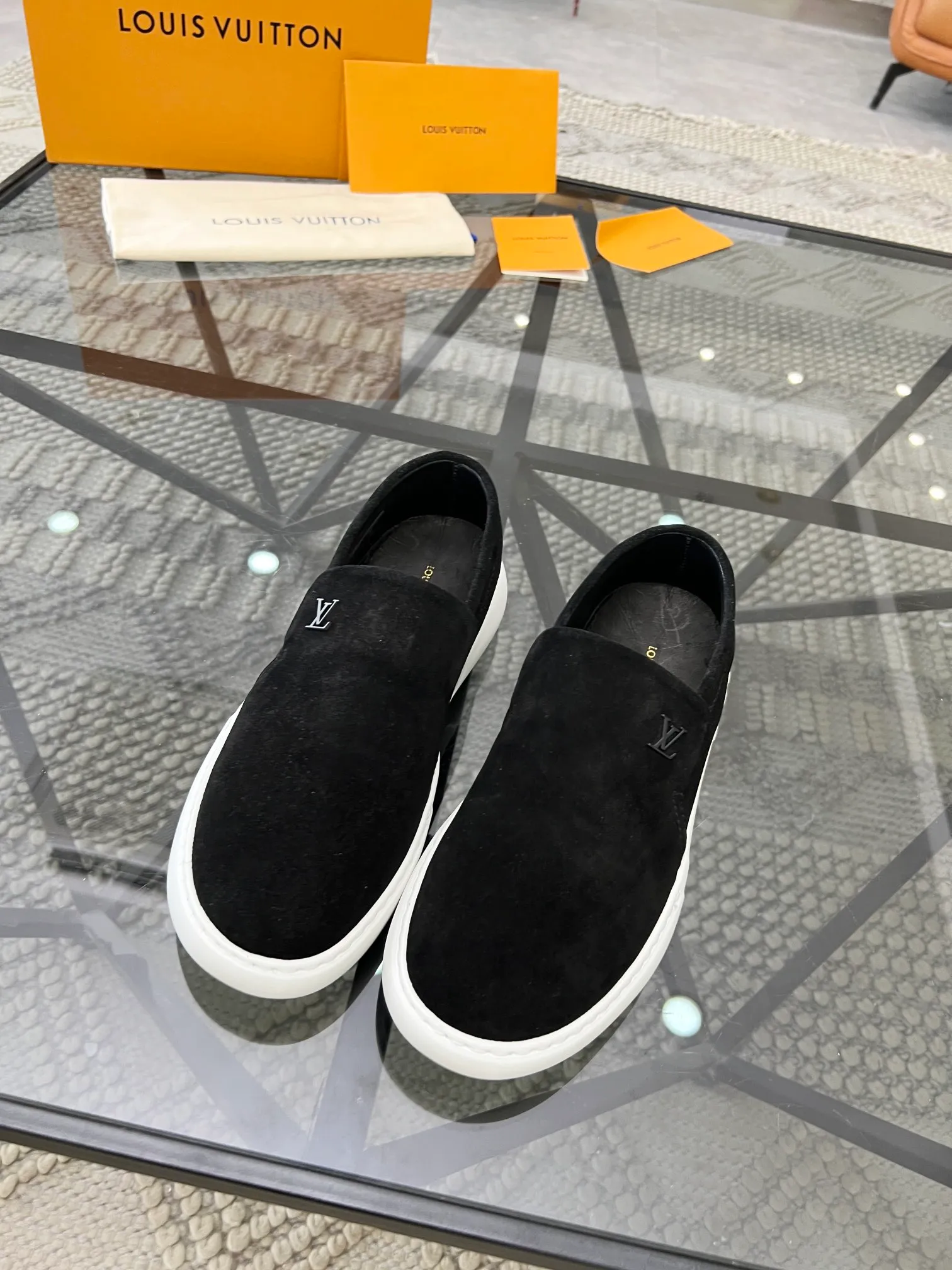 Factory price: 520💰 LV🔍Top purchasing agent🇮🇹 Road The most popular sneakers are available at the same time in the super popular sports shoe counters. The uppers are made of Italian original imported cowhide fabric. The classic and generous layout is a must-have for fashionistas. The complex craftsmanship is perfectly reproduced. The imported soft water-dyed cowhide lining is padded. The soles are: original soles specially provided by the factory. The exclusive foamed molded soles are super comfortable. The original factory follows the order. 🔍🔍High quality. You can go in and out of the counter at will. Welcome to compare. Size 39-45 (38 can be ordered)